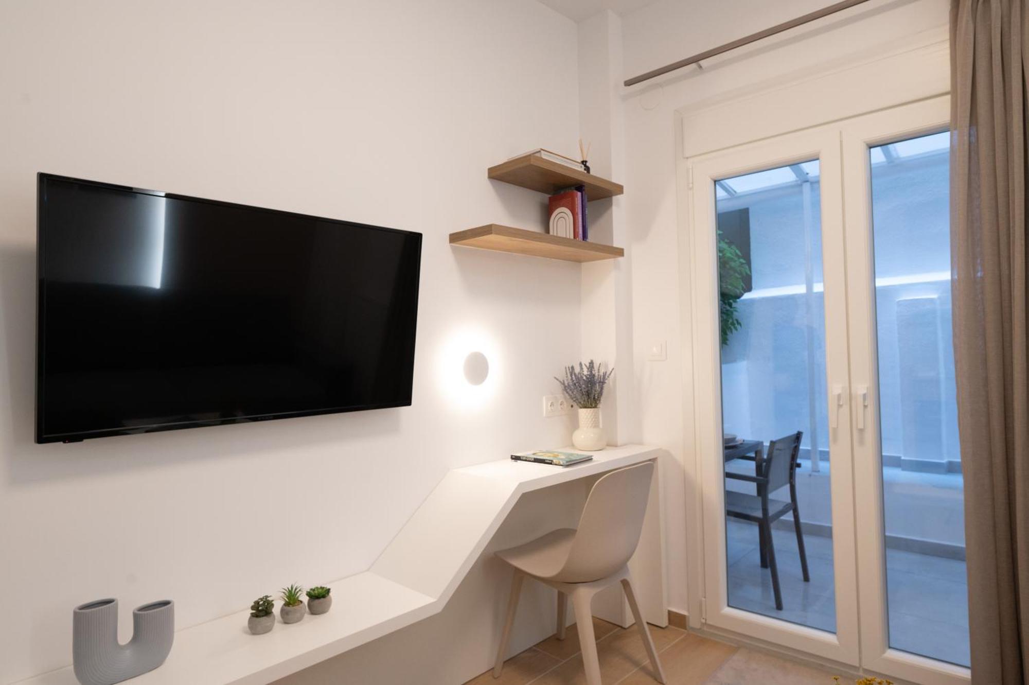 Honey Oak & Cream Patio By Nest Apartment Thessaloniki Exterior photo